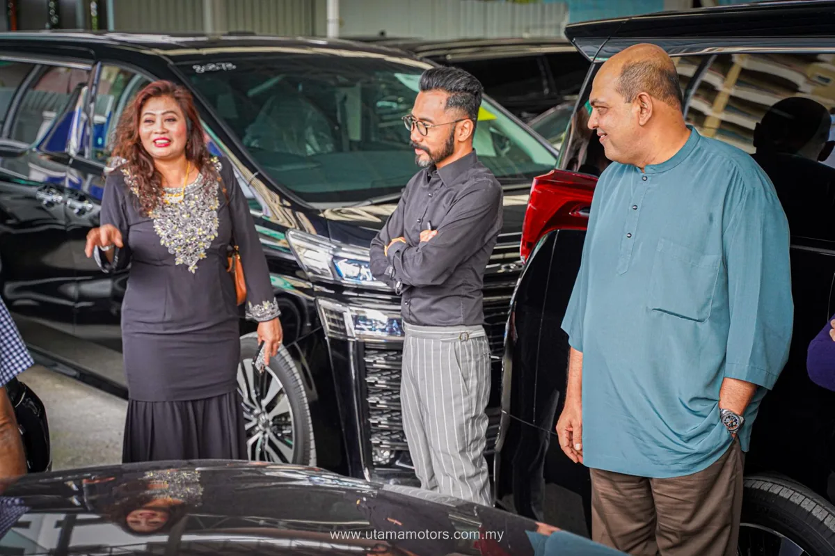 The Utama Motors team with customers at the yard